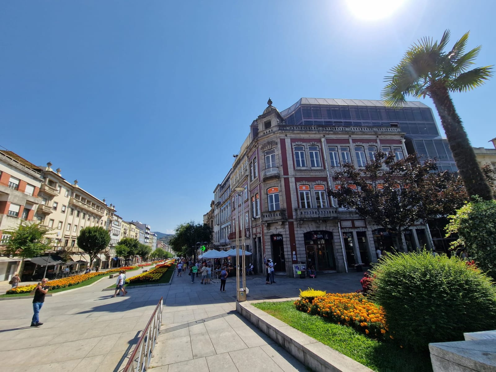 Avenida central de Braga, Portugal, com arquitetura histórica e jardins